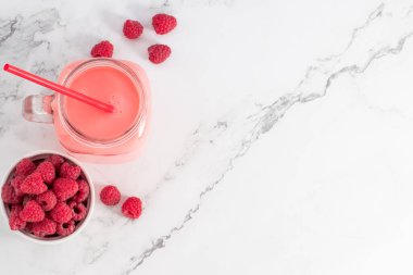 Kahvaltıda böğürtlenli cam bir kavanozda meyveli buzlu içecek. Kopyalama alanı olan üst görünüm.