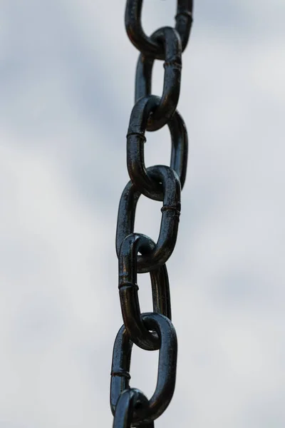 Metalen Ketting Blauwe Lucht Achtergrond Close — Stockfoto