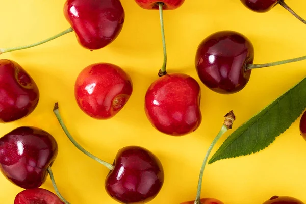 Třešně Vzor Žlutém Pozadí Horní Pohled Plocha — Stock fotografie