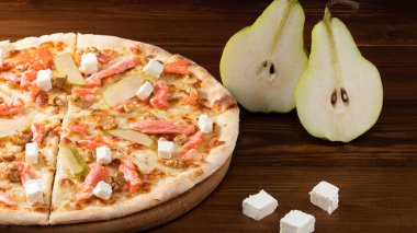 Somonlu pizza, peynir, ceviz ve armut ağacında armut..