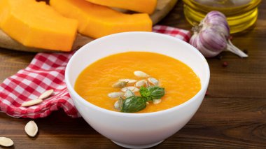 Kabak ve havuç çorbası, kabak tohumlu ahşap zemin..