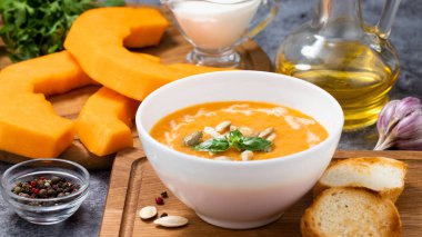 Kabak kremalı çorba. Arka planda tohumlar var. Kopya alanı da var..