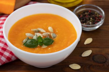 Kabak ve havuç çorbası, kabak tohumlu ahşap zemin..