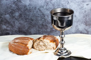 Kutsal komünyon kadehi şarap ve ekmekle.