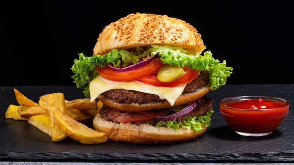 Big Burger Frytkami Ciemnym Tle — Zdjęcie stockowe