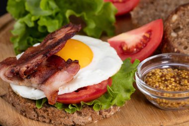 Atıştırmalık, yumurta ve pastırmalı ekmek..