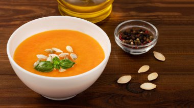 Kabak ve havuç çorbası, kabak tohumlu ahşap zemin..