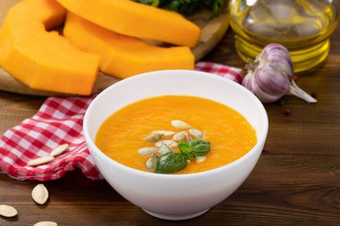 Kabak ve havuç çorbası, kabak tohumlu ahşap zemin..