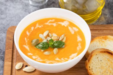 Kabak kremalı çorba. Arkaplanda tohumlar var..