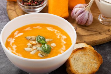 Kabak kremalı çorba. Arkaplanda tohumlar var..