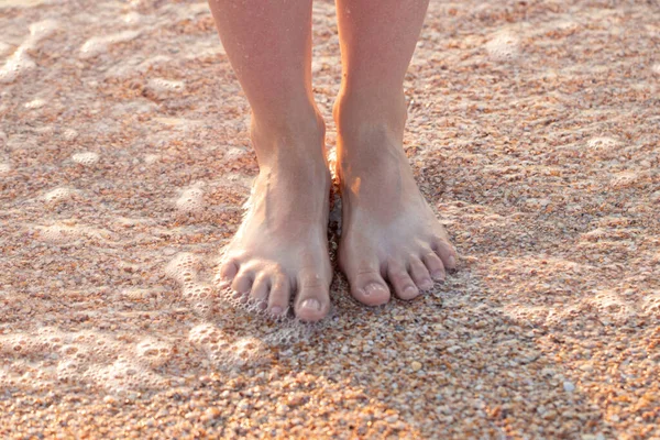 Menina Descalça Praia Verão Pés Água — Fotografia de Stock
