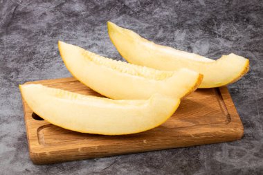 Tahtada karpuz gibi dilimlenmiş..