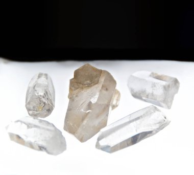 Beş beyaz siyah arka plan ile değil izole kuvars kristal noktalarını temizleyin. Şifa ve enerji çalışmaları için kullanılan. Patellayı yaktı.