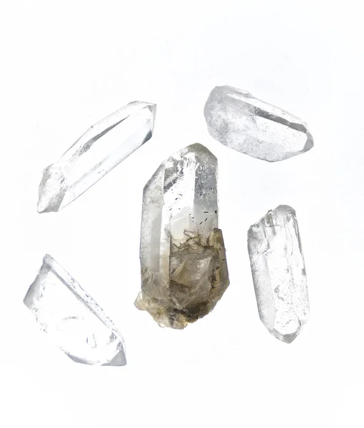 Pięciu Clear Quartz Crystal Punktów Nad Białe Góry Nie Białym — Zdjęcie stockowe