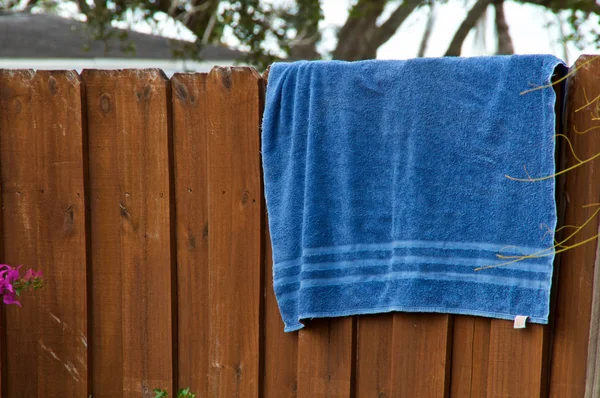Старое Голубое Пляжное Полотенце Висит Заборе Снаружи Высохнуть — стоковое фото