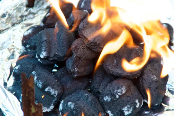 バーベキュー練炭の大規模なスタックは 点灯されて最近 まだ炎に燃えて 旋回灰色 — ストック写真
