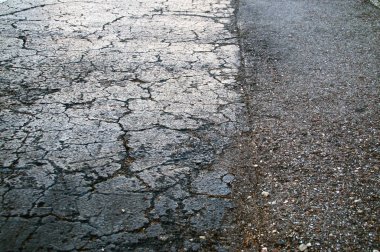 Düşük açı yakın kırık ve hasar görmüş karayolu asfalt asfalt bakış.