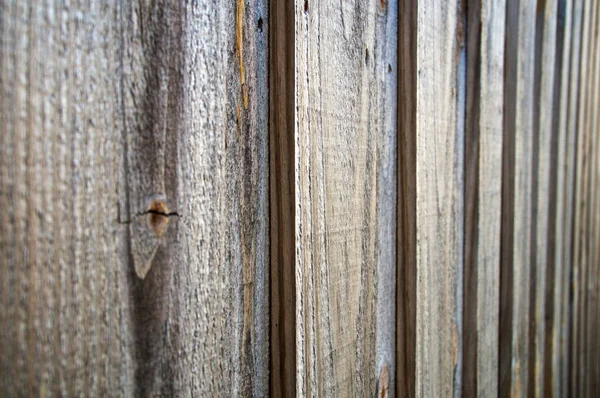 視点で風化した古い木造未完成フェンスのイメージ — ストック写真