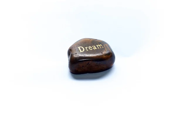 Uma Pedra Rio Marrom Polido Sobre Branco Com Palavra Sonho — Fotografia de Stock