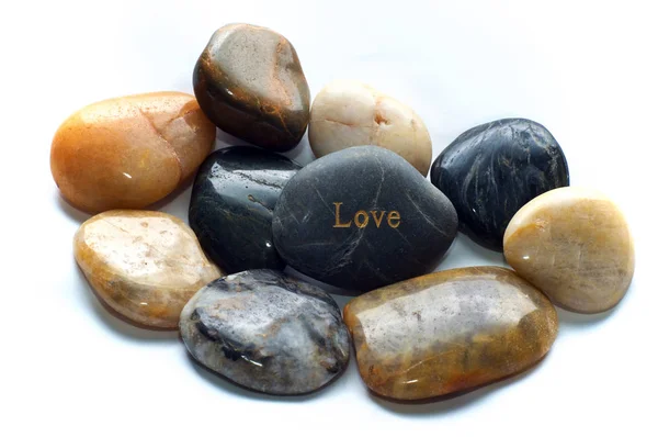 Uma Pedra Rio Polida Cinza Com Palavra Amor Cercada Por — Fotografia de Stock