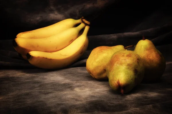 Drie Rijpe Peren Een Bos Van Bananen Grijze Gevlekte Achtergrond — Stockfoto
