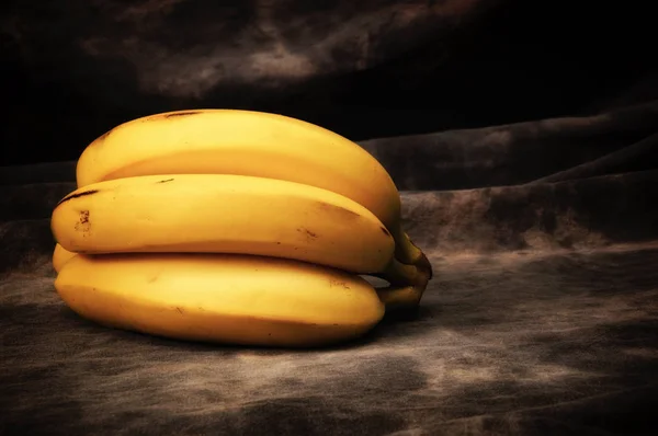 Een Bos Van Rijpe Gele Bananen Grijs Gevlekt Achtergrond Instellen — Stockfoto