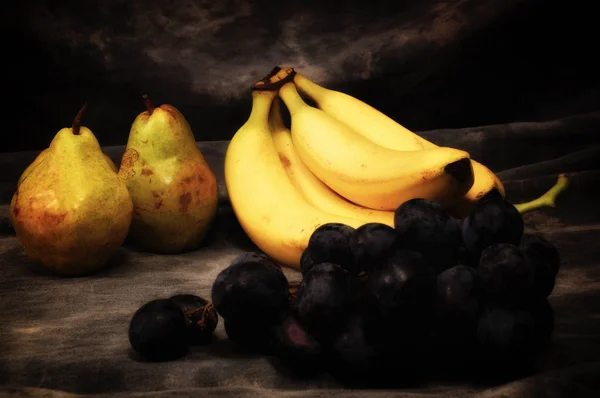 Een Scala Aan Vers Fruit Met Inbegrip Van Zwarte Druiven — Stockfoto