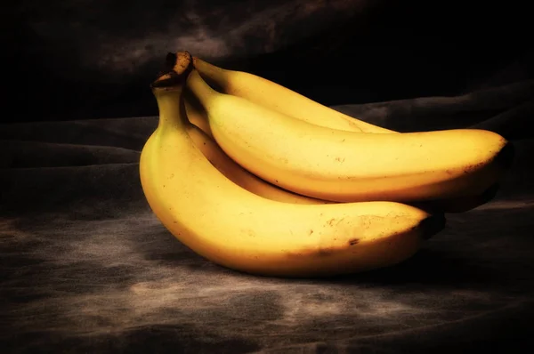Een Bos Van Rijpe Gele Bananen Grijs Gevlekt Achtergrond Instellen — Stockfoto