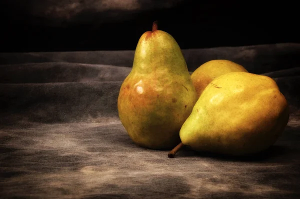 Drie Rijpe Bosc Peren Grijs Gevlekt Achtergrond Instellen Samengesteld Gefotografeerd — Stockfoto