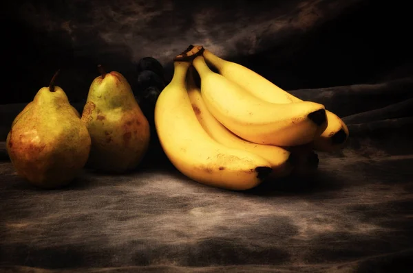 Twee Rijpe Peren Een Bos Van Bananen Grijze Gevlekte Achtergrond — Stockfoto