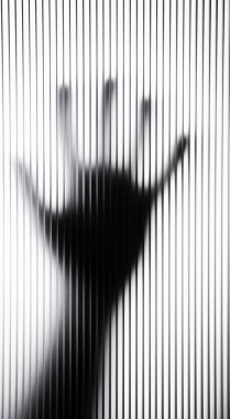 Bir sırt lit el ulaşan kadar buzlu sakinleştirmek bölme cam kapı aralığında arkasında. Görünüşe göre bu damlıyor el cam doku yapar.