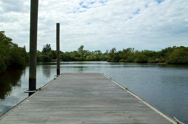 Ein Langer Leerer Pier Erstreckt Sich Über Das Wasser Der — Stockfoto