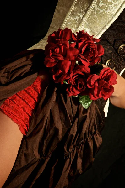 Kvinna Visar Låret Iklädd Burlesk Steampunk Outfit Hålla Bukett Rosor — Stockfoto