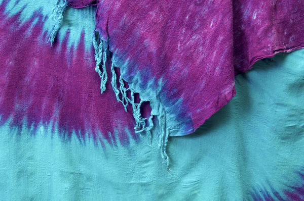 Zbliżenie Multi Kolorowe Farbowanej Tkaniny Tkaniny Tło Wiszące Wyświetlone Rogu — Zdjęcie stockowe