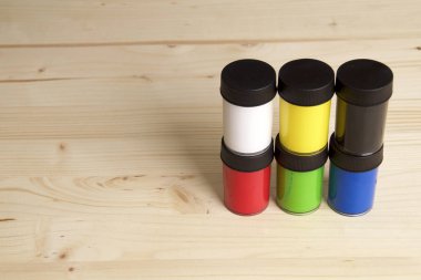 Renkli canlı boya kavanoz kopya alanı ile ahşap yüzey üzerinde yığılmış.