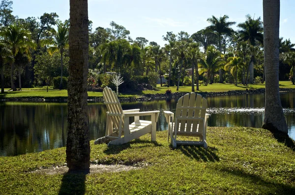Two Vacant White Adirondack Style Chairs Shore Pond Public Park — Stock Photo, Image