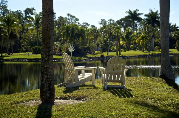 Två Lediga Vita Adirondack Stil Stolar Stranden Vid Dammen Offentlig — Stockfoto