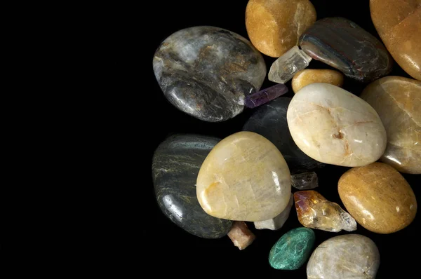 Uma Coleção Numerosas Pedras Polidas Vários Tamanhos Tipos Cima Fundo — Fotografia de Stock