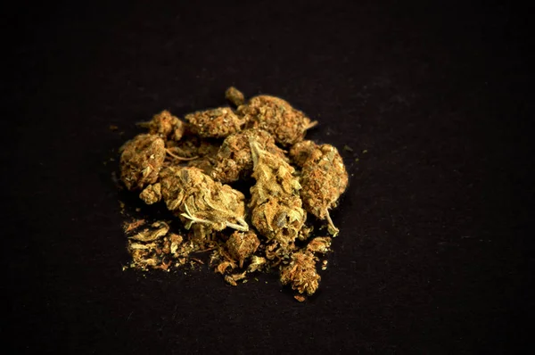 一堆药用大麻的黑色背景 用作娱乐药物和替代药物 — 图库照片