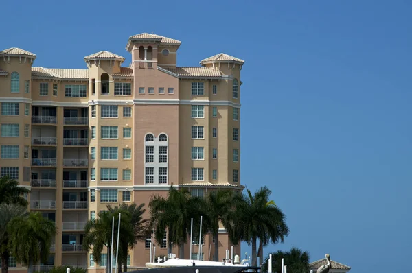 Blick Auf Spanischen Stil Hochhaus Wohnung Eigentumswohnung Gebäude Über Marina — Stockfoto