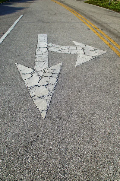 Boş Yol Yön Okları Yolda Düz Bir Dönüş Için Işaret — Stok fotoğraf