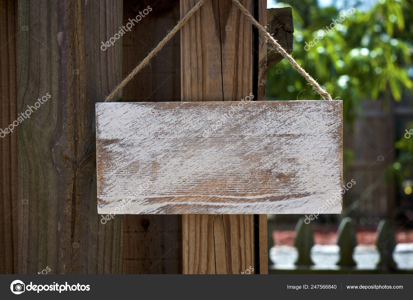 Muestra Rustico Vacia Blanca Colgada De La Valla De Madera Foto