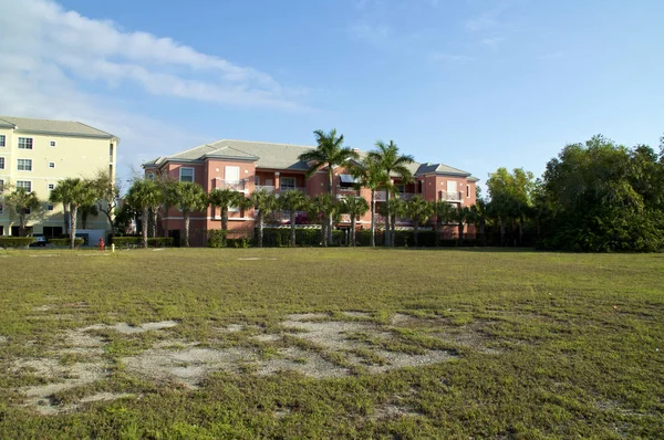 Generische Mehrfamilienhäuser in Florida — Stockfoto