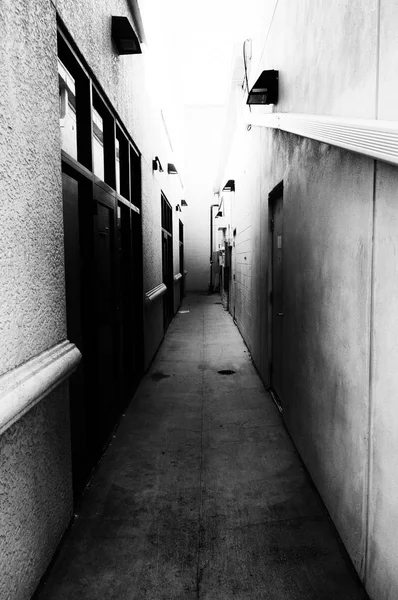 Beco assustador escuro em preto e branco — Fotografia de Stock