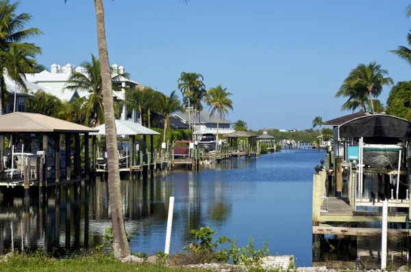 Canal tropical que leva à baía em bonitas nascentes florida — Fotografia de Stock