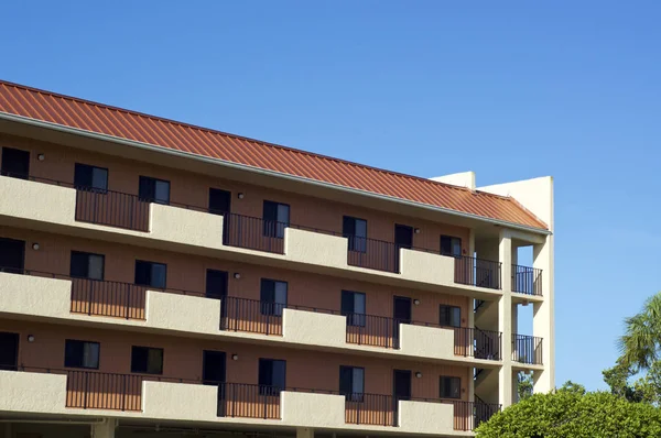 Γενικό κτήριο διαμερίσματος ή ξενοδοχείο στη Φλόριντα — Φωτογραφία Αρχείου