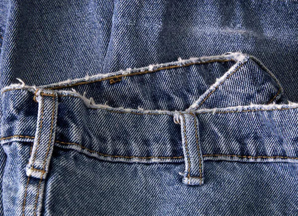 Primer plano de la cintura de viejos pantalones vaqueros descoloridos — Foto de Stock