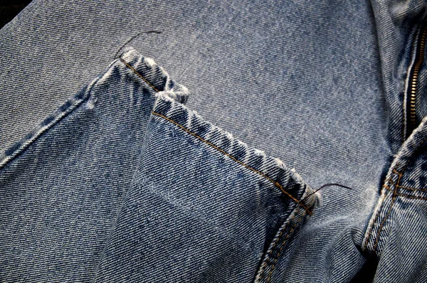 Close-up van gerafelde been manchet op blauwe jeans — Stockfoto