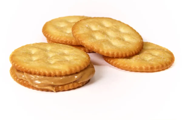 Sándwich de mantequilla de cacahuete y galletas saladas en blanco —  Fotos de Stock