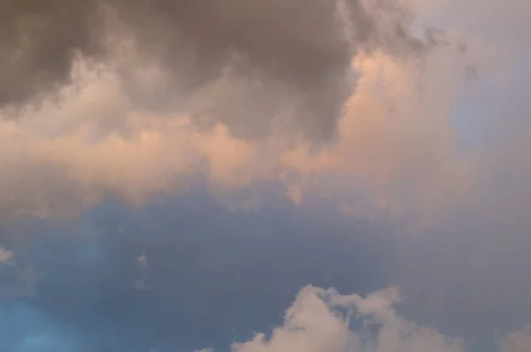 Nuvole di tempesta in cielo al tramonto sopra bonita molle florida — Foto Stock